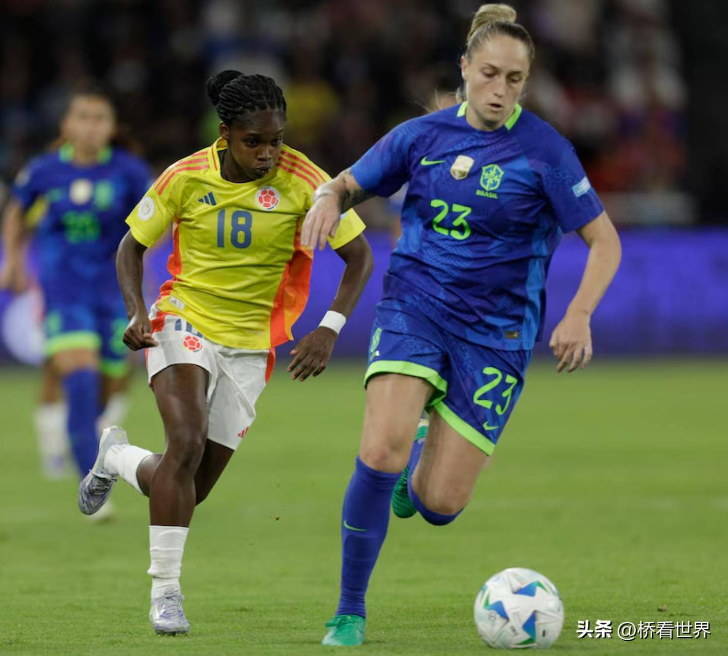 江南体育APP-巴西女足队员互帮互助，摘得荣誉之星