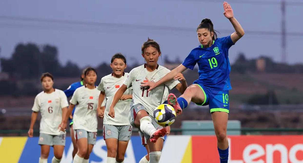 巴西女足队员互帮互助，摘得荣誉之星